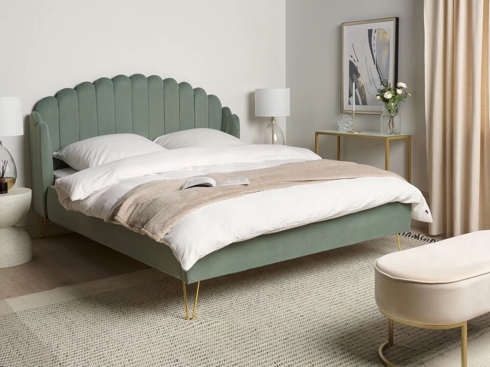 Letto matrimoniale in velluto verde con testiera a conchiglia con gambe in metallo 160 x 200 cm retro capitonné