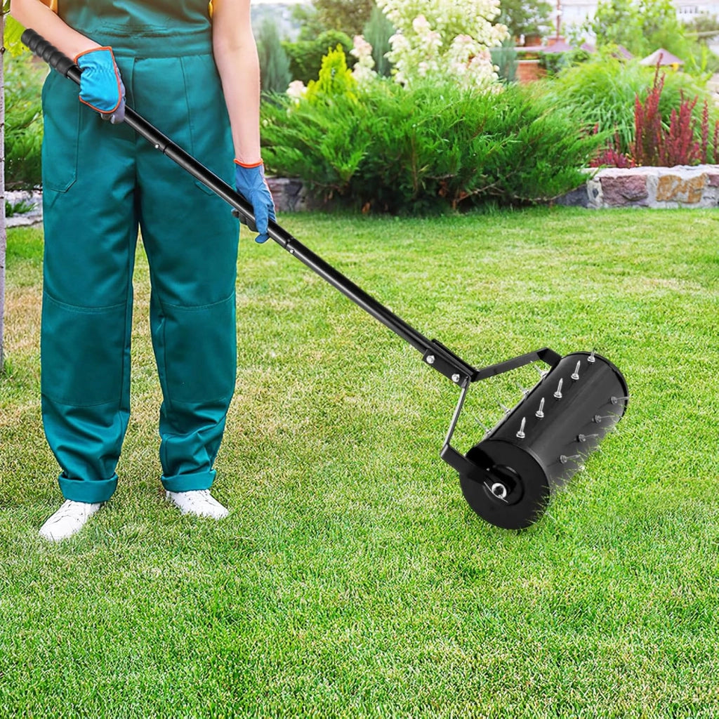 Arieggiatore per Prato a Rullo 44/53 cm, Aeratore Rullo da Giardino Manuale con Chiodi da 3,5 cm, in Metallo Antiruggine con Manico, Ideale per Prato, Orto e Terreno (44 x 130 cm, Nero)