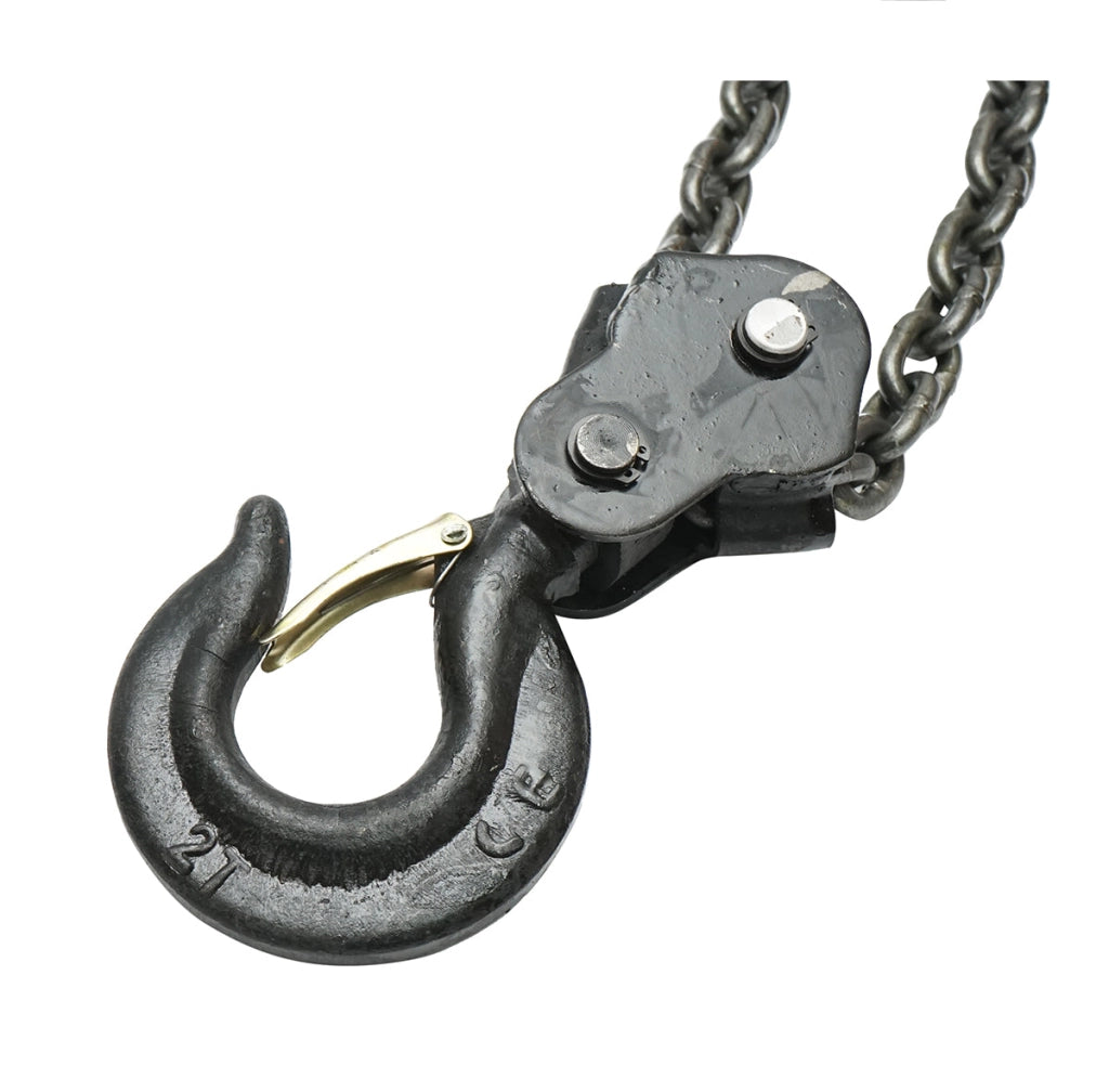 Paranco manuale a catena, portata massima 2000 kg, lunghezza catena 3 m e gancio di sicurezza.