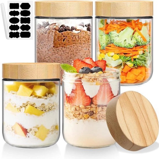 Pentole in vetro con coperchi per vari alimenti e conservazione in cucina