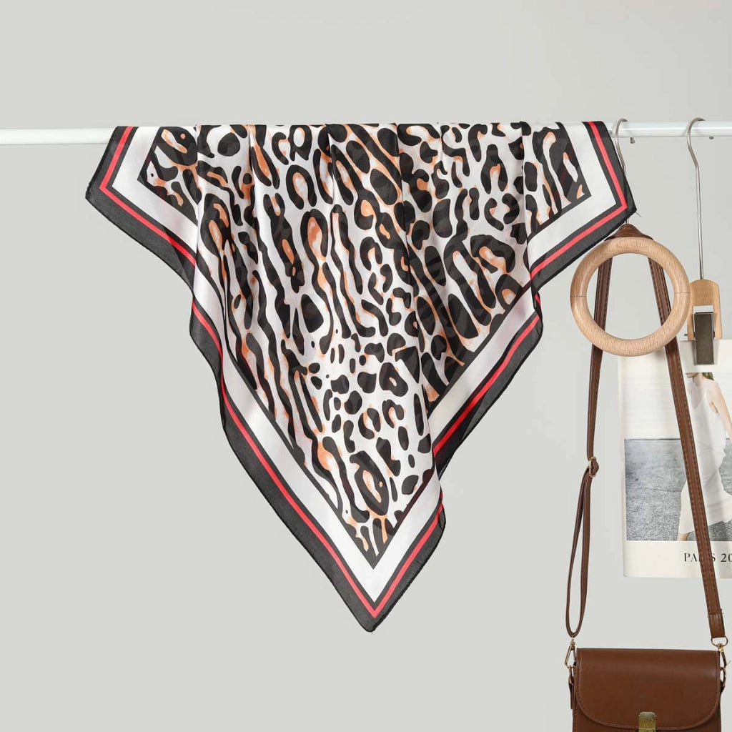 Nuova sciarpa quadrata da donna in seta da 70 cm: alla moda e versatile.