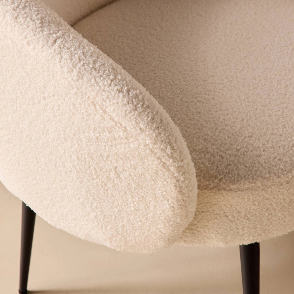 Poltrona di design in boulcé bianca e metallo, crema