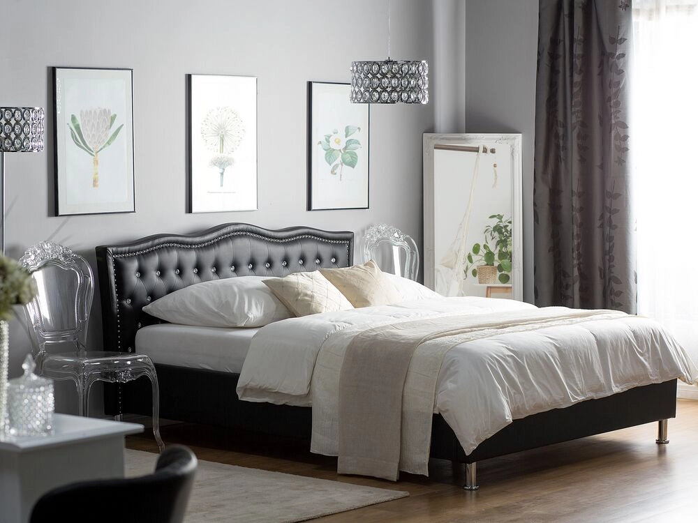 Letto 160 x 200 cm in ecopelle nera struttura imbottita con bottoncini in cristallo con finiture imbottite