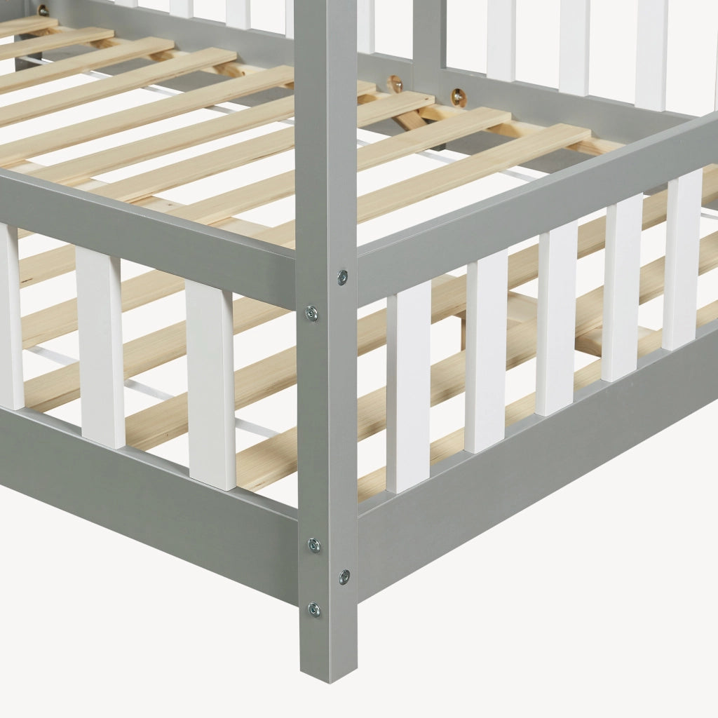 Letto per Cameretta Treviolo a Forma di Casetta in Stile Montessori 140x200 cm Grigio Chiaro/Bianco [en.casa]