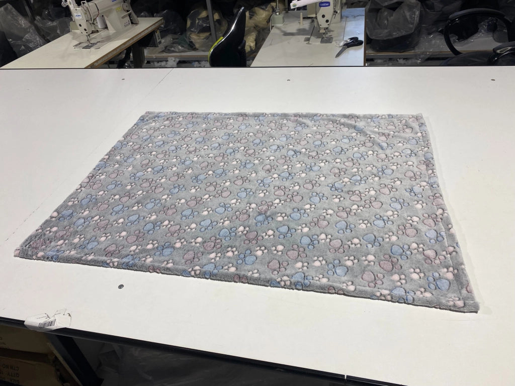 AIO FACTORY Coperta in pile 70x50 cm grigia con zampe colorate Coperta per cani