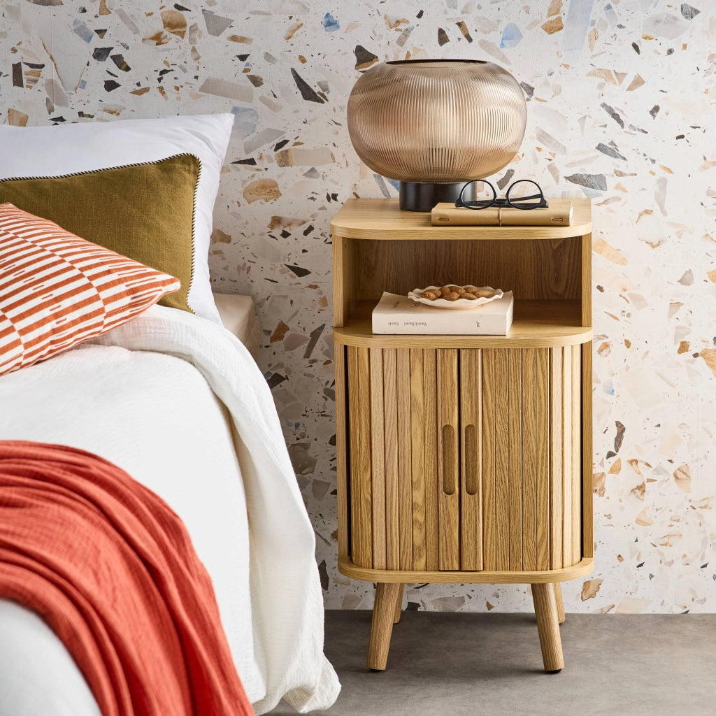 Comodino scandinavo decorazione legno 2 porte scorrevoli, marrone