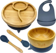 Set di alimentazione per bambini con biberon, piatti e cucchiai.