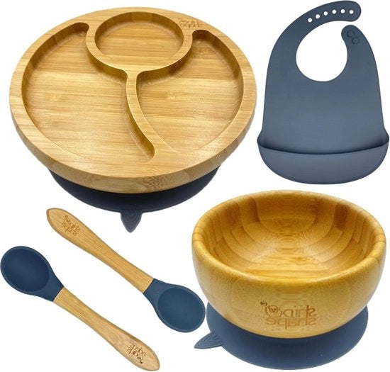 Set di alimentazione per bambini con biberon, piatti e cucchiai.