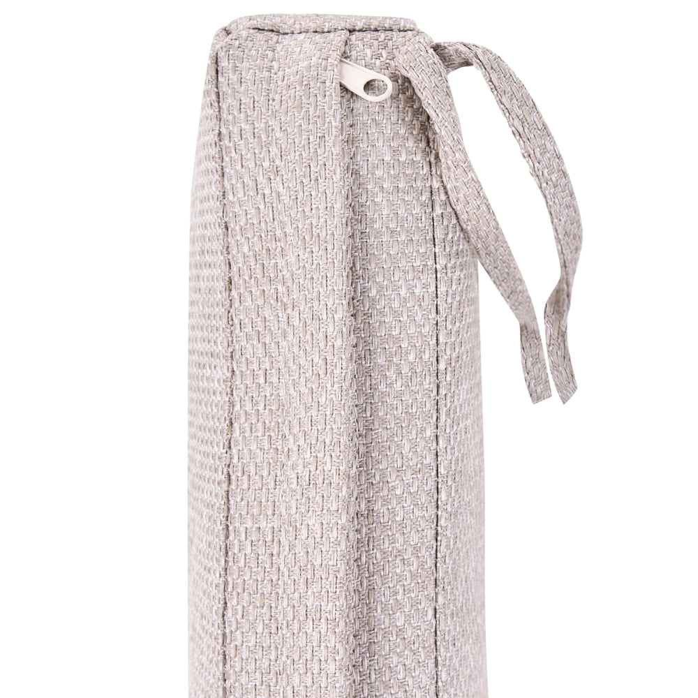 Sedia da giardino in legno di acacia chiaro con cuscini beige chiaro e braccioli, stile rustico moderno