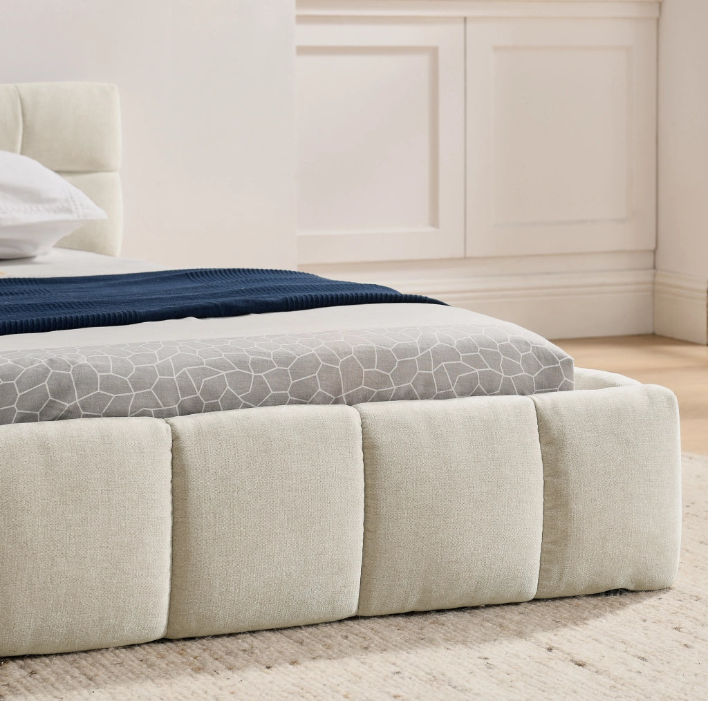 Letto matrimoniale 160x200 cm in chenille beige con struttura in eucalipto e ferro