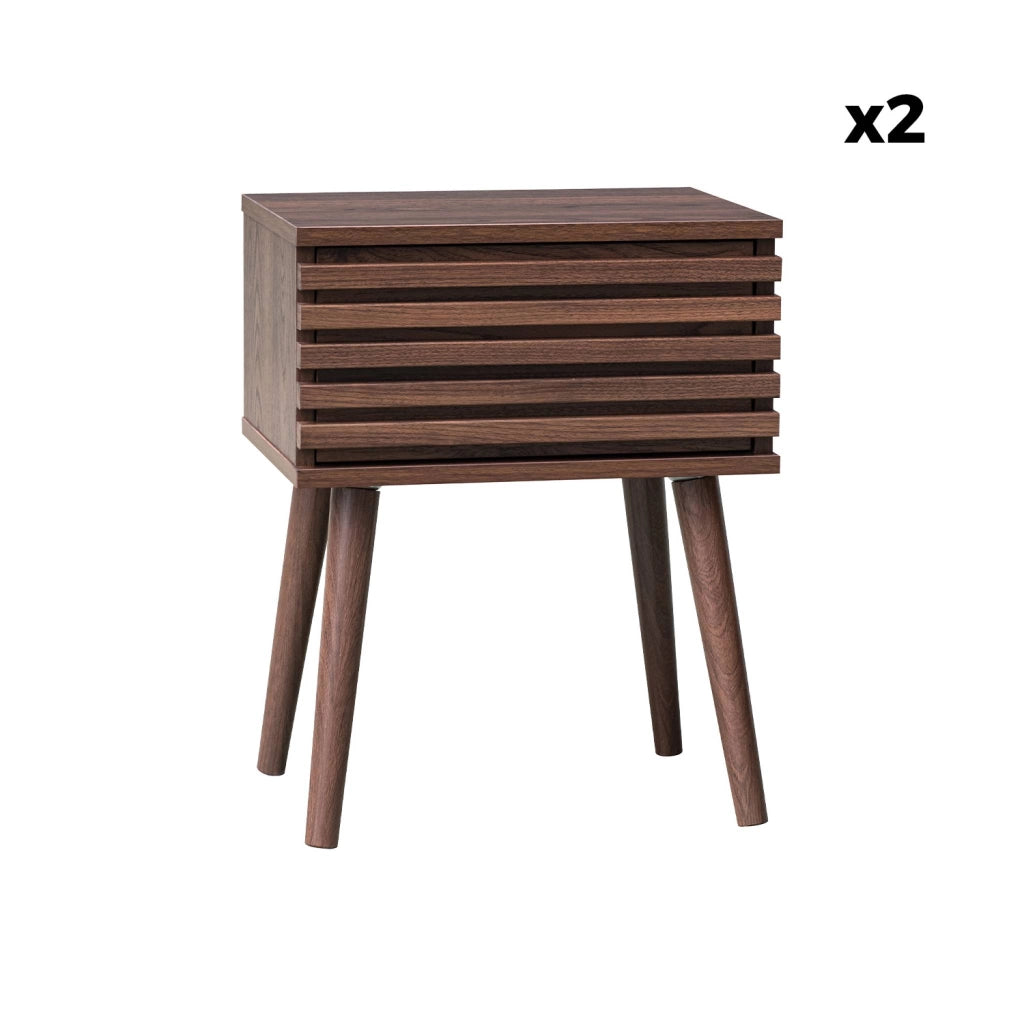 Set 2 comodini scandinavi con decoro in legno scanalato, noce