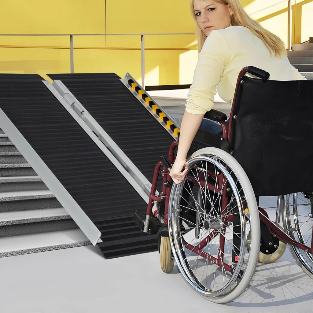 Set di 2 Rampa per Sedie a Rotelle in Alluminio, Rampa Telescopica Pieghevole con Superficie Antiscivolo, Capacità di Carico di 272 kg, per Soglie, Gradini, Scale (91 x 74cm)