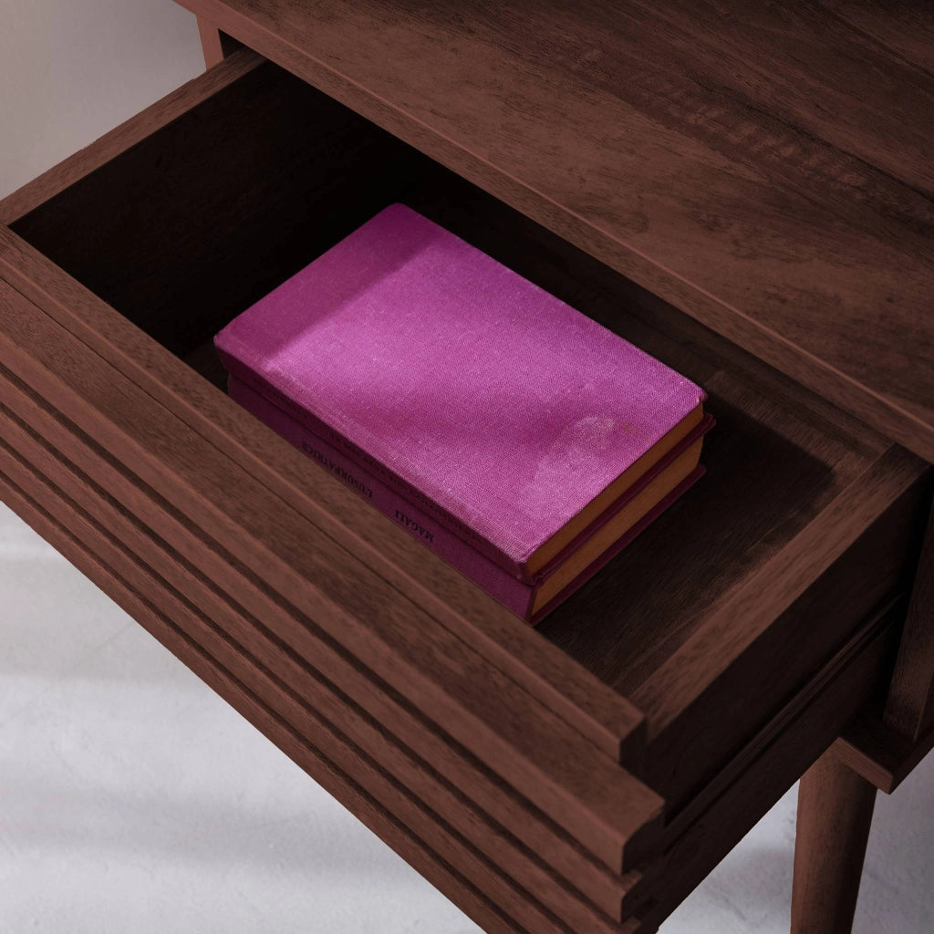 Set 2 comodini scandinavi con decoro in legno scanalato, noce