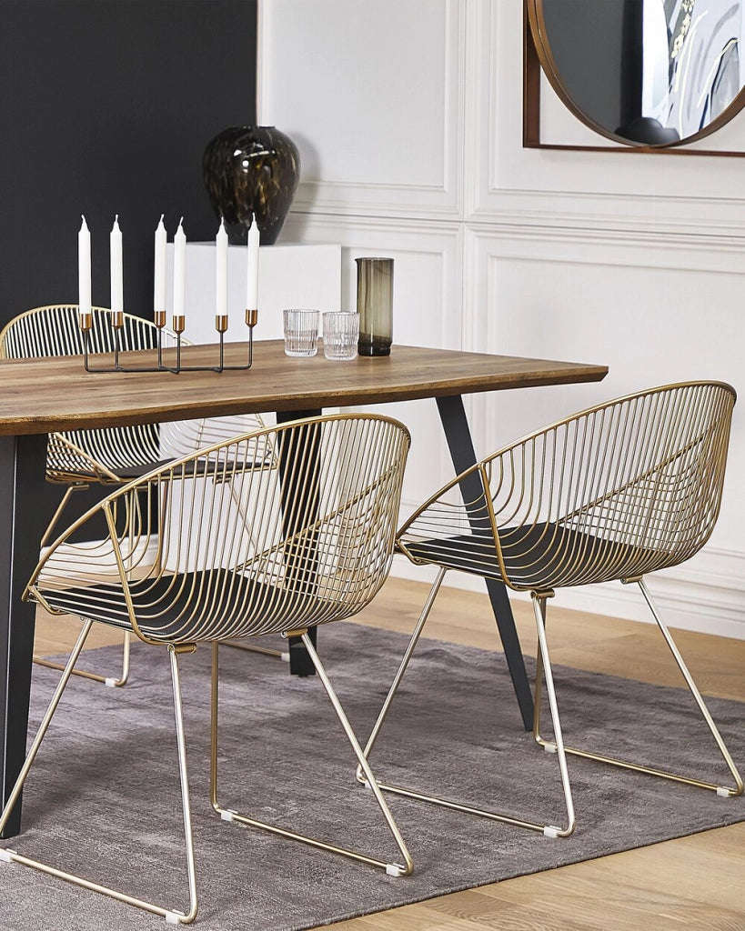 Set di 2 sedie da pranzo con struttura in metallo dorato sedile in ecopelle nera design moderno e glam