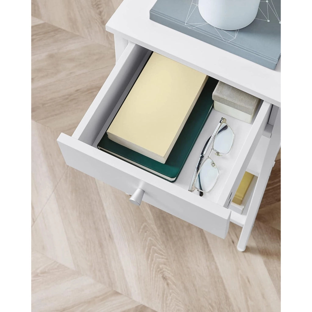 Comodino moderno alto con cassetto e ripiani in bianco