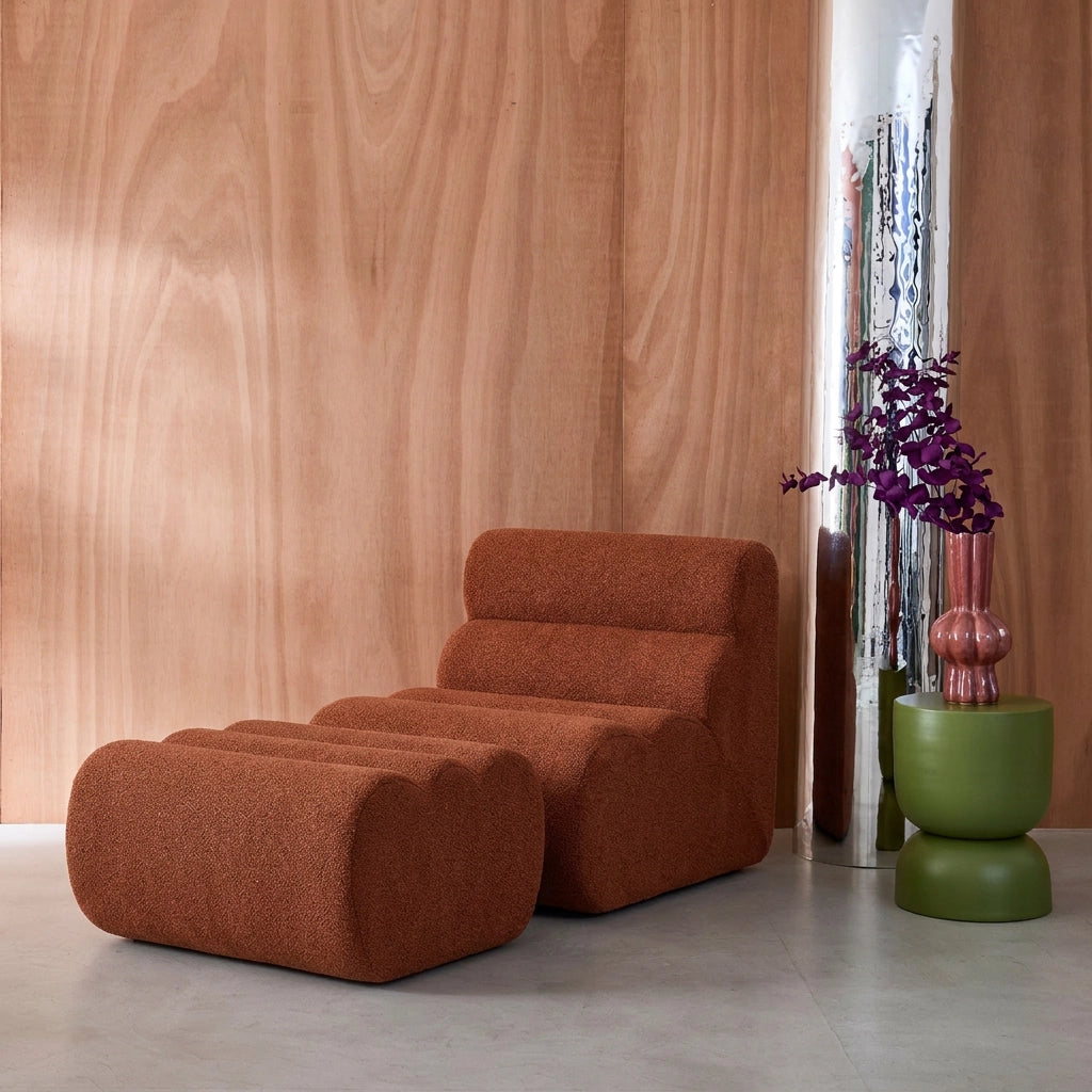 Poltrona bouclé testurizzata con poggiapiedi, terracotta