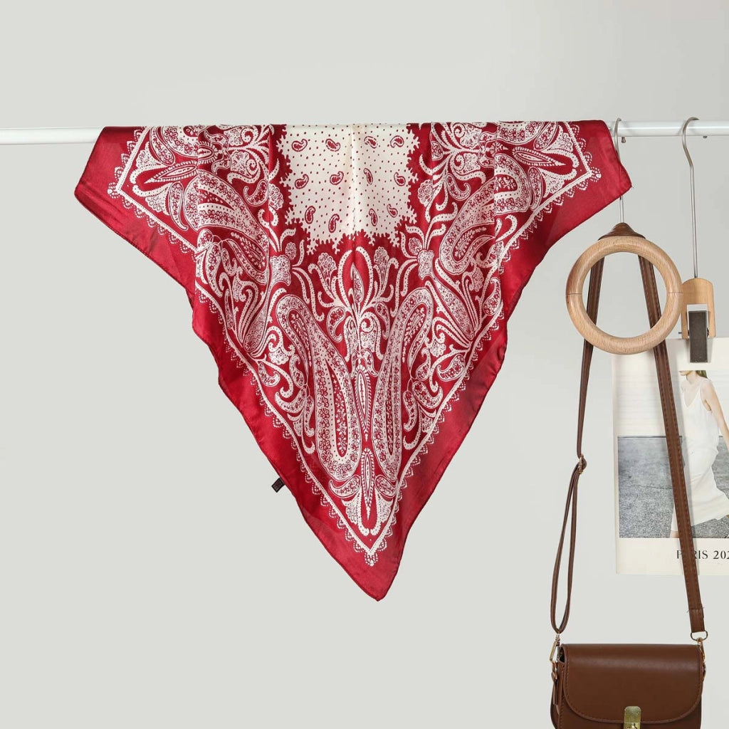 Nuova sciarpa quadrata da donna in seta da 70 cm: alla moda e versatile.