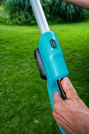 Gardena 14732-55 Tagliasiepi Telescopico A Batteria Lama 42 cm Testa Inclinabile 90° Altezza Massima 3 m Batteria 18V POWER FOR ALL colore Verde