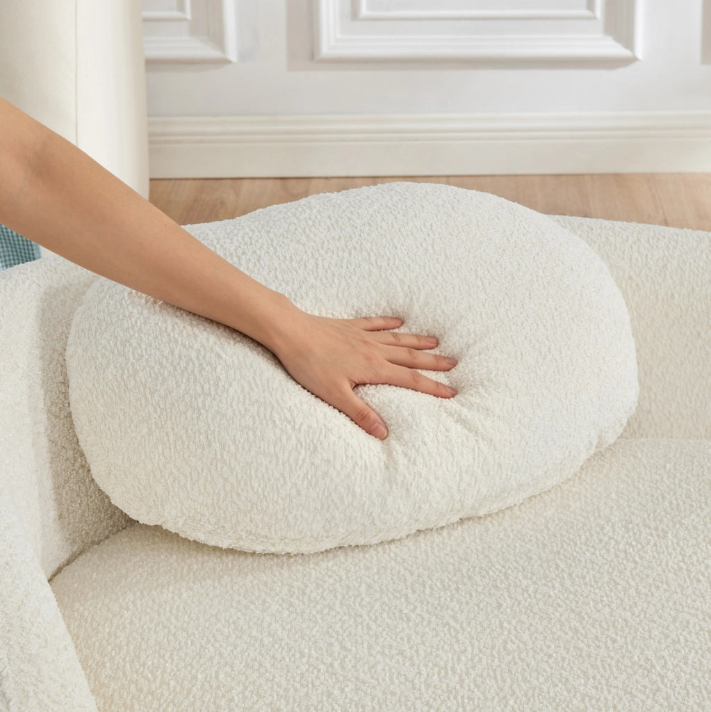 Sofa in tessuto teddy con design arrotondato; beige