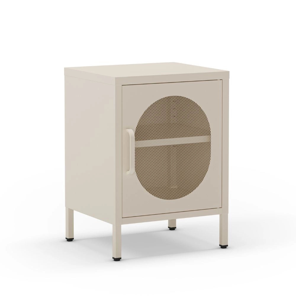 Comodino in metallo Diora crema con anta reticolata – Design industriale, anima versatile