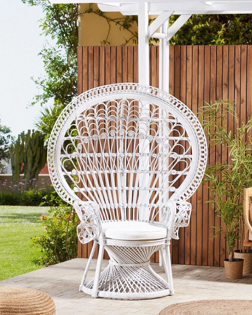 Poltrona rattan bianco con cuscino elegante alla moda interni esterni boho coloniale e vintage