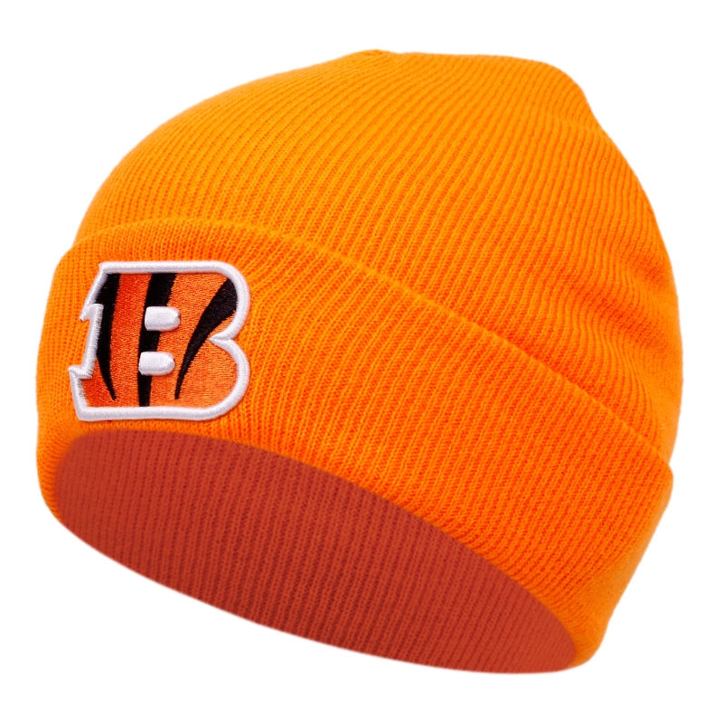 Cappelli ricamati con la lettera B, colore arancione
