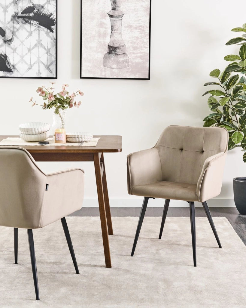 Set di 2 sedie da pranzo con sedile imbottito in velluto beige tortora con braccioli e gambe in metallo Nero