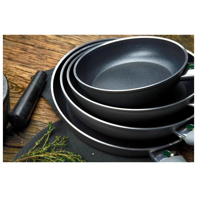 Ballarini 75003-049-0 Lazise Padella Antiaderente 4 Strati con Particelle di Diamante Diametro 24 cm Adatta a Tutte le Fonti di Calore Inclusa Induzione Manico Ergonomico con Foro per Appendere colore Nero