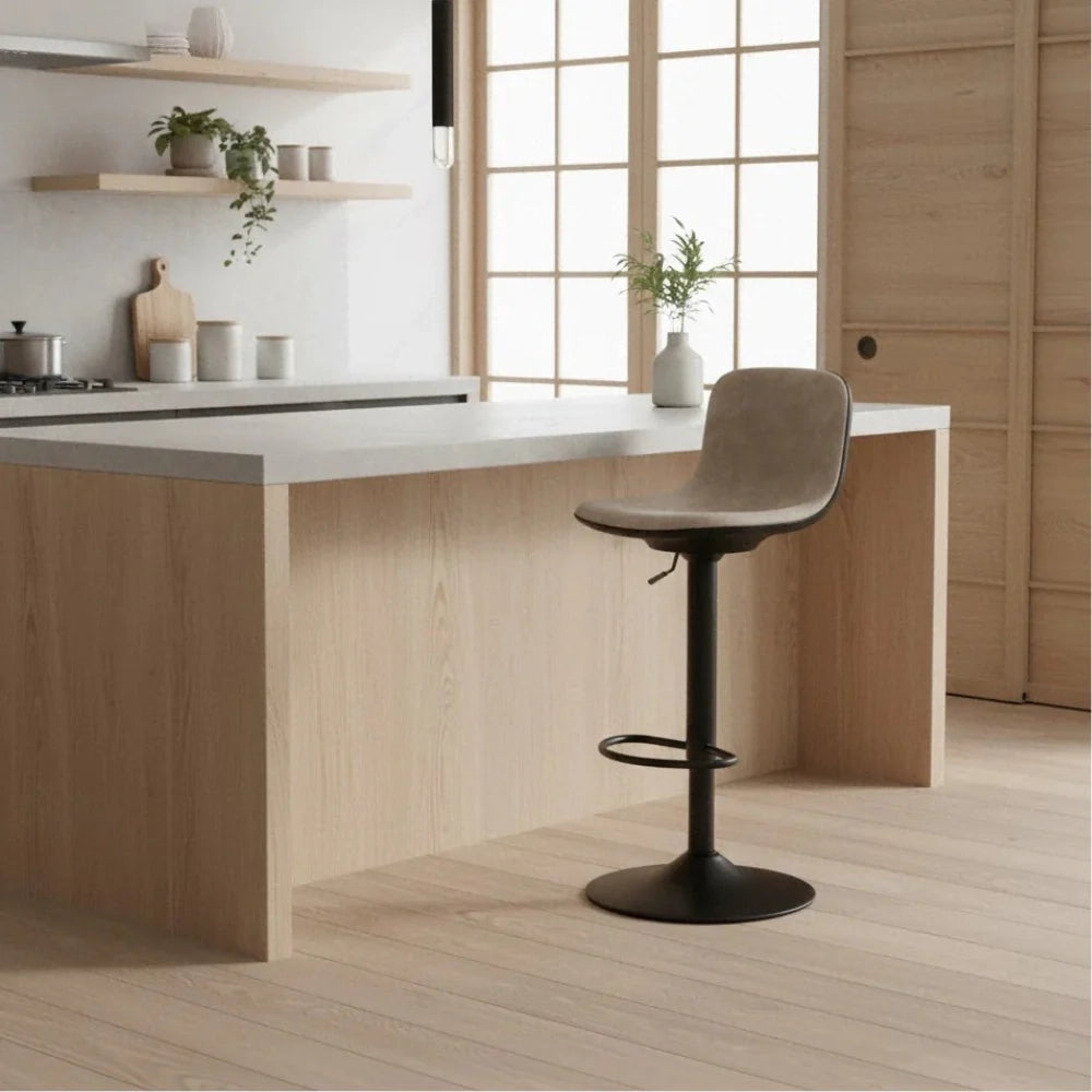 Set di 2 sgabelli da bar e cucina girevoli in microfibra beige Evan con struttura in metallo e poggiapiedi | Duzzle