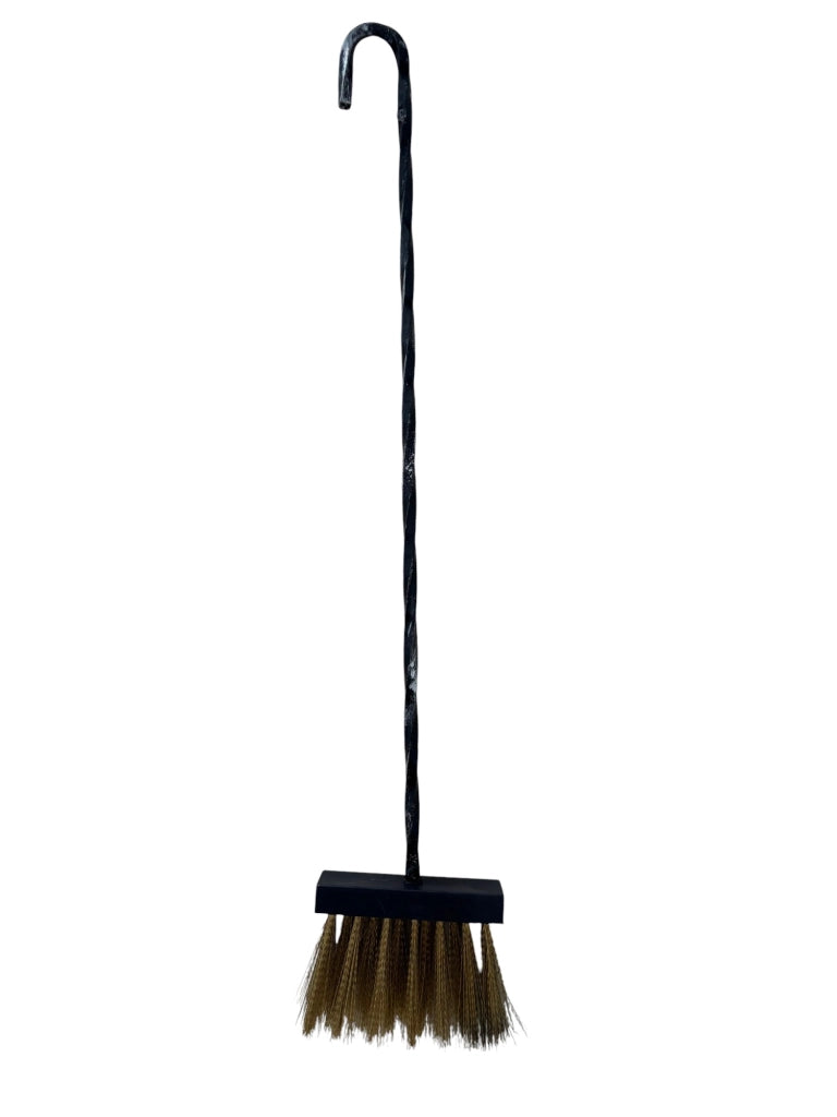 Scopetta per Camino in Ferro con Setole in Ottone, 53 cm, Manico Lungo, Nera