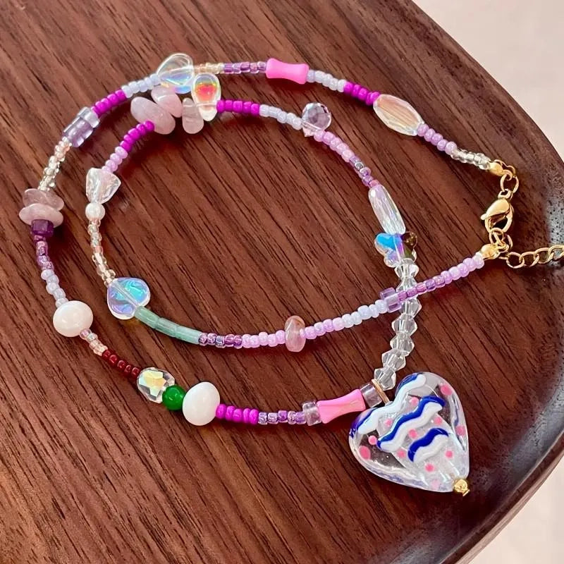 Collana a forma di cuore con perline di vetro: gioielli fatti a mano rosa e viola