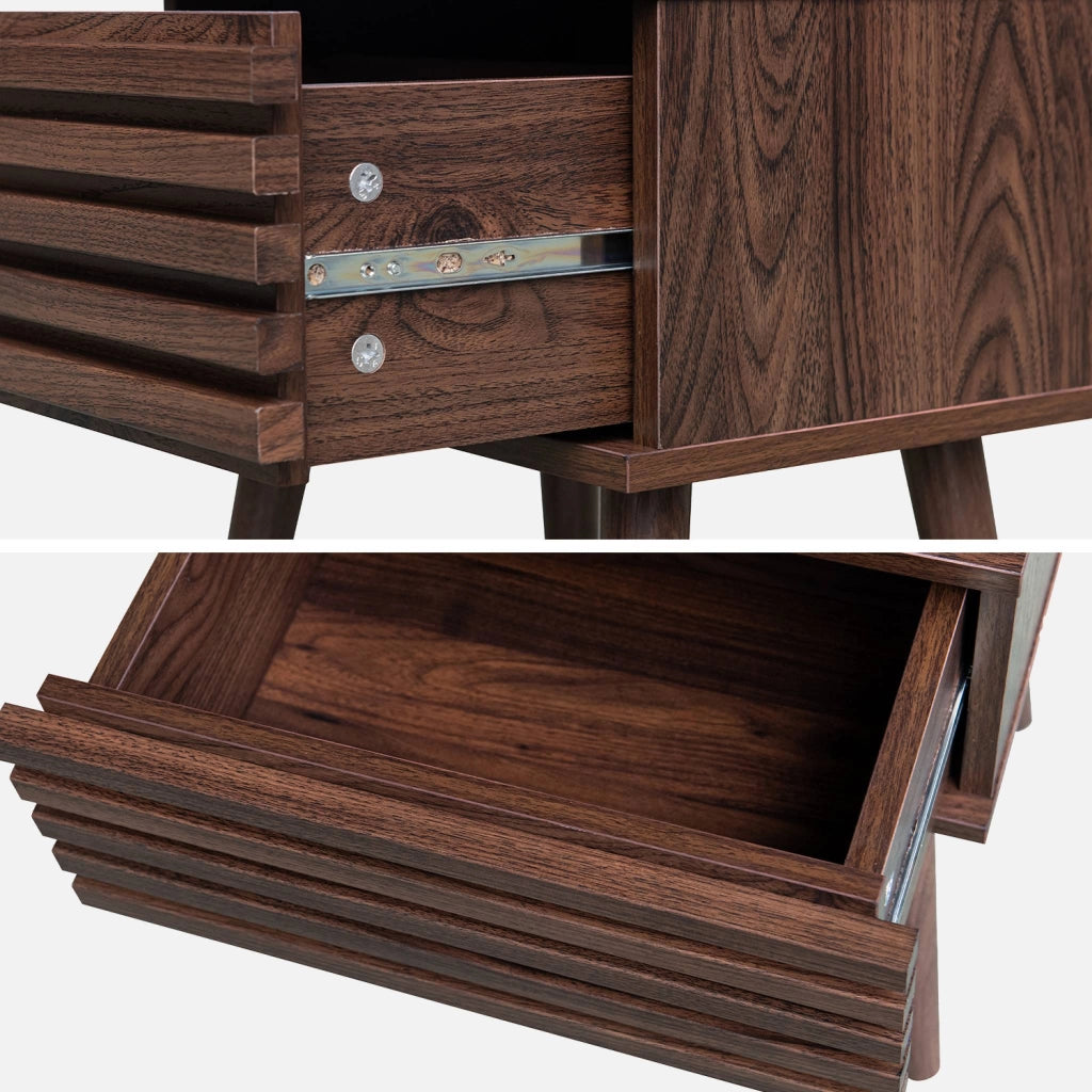 Set 2 comodini scandinavi con decoro in legno scanalato, noce