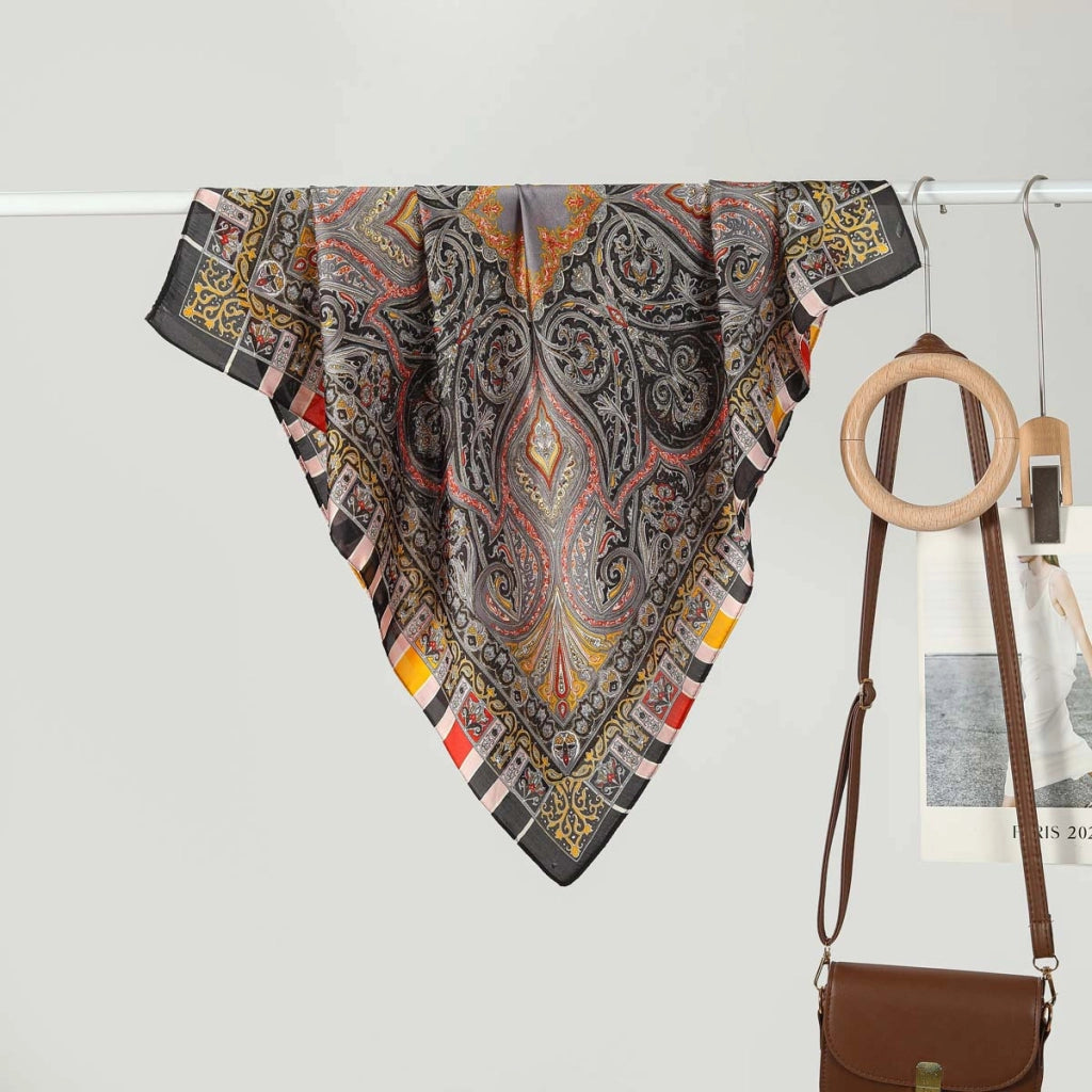 Nuova sciarpa quadrata da donna in seta da 70 cm: alla moda e versatile.