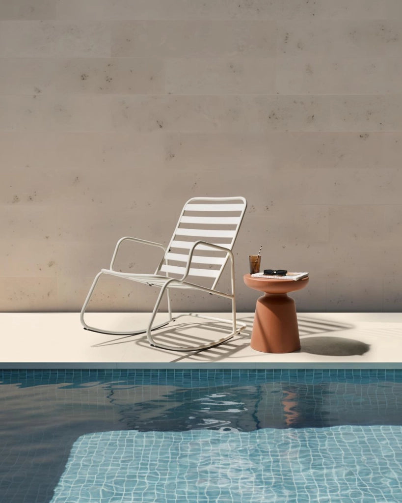 Sedia a dondolo da giardino bianco sporco alluminio a doghe Design moderno per esterni