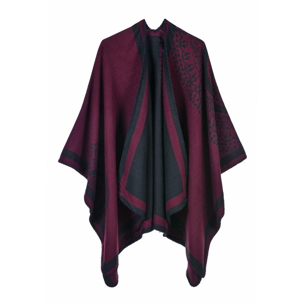 Nuova collezione di sciarpe, scialli e mantelle in cashmere in classico stile britannico per donna.
