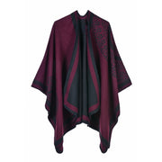 Nuova collezione di sciarpe, scialli e mantelle in cashmere in classico stile britannico per donna.