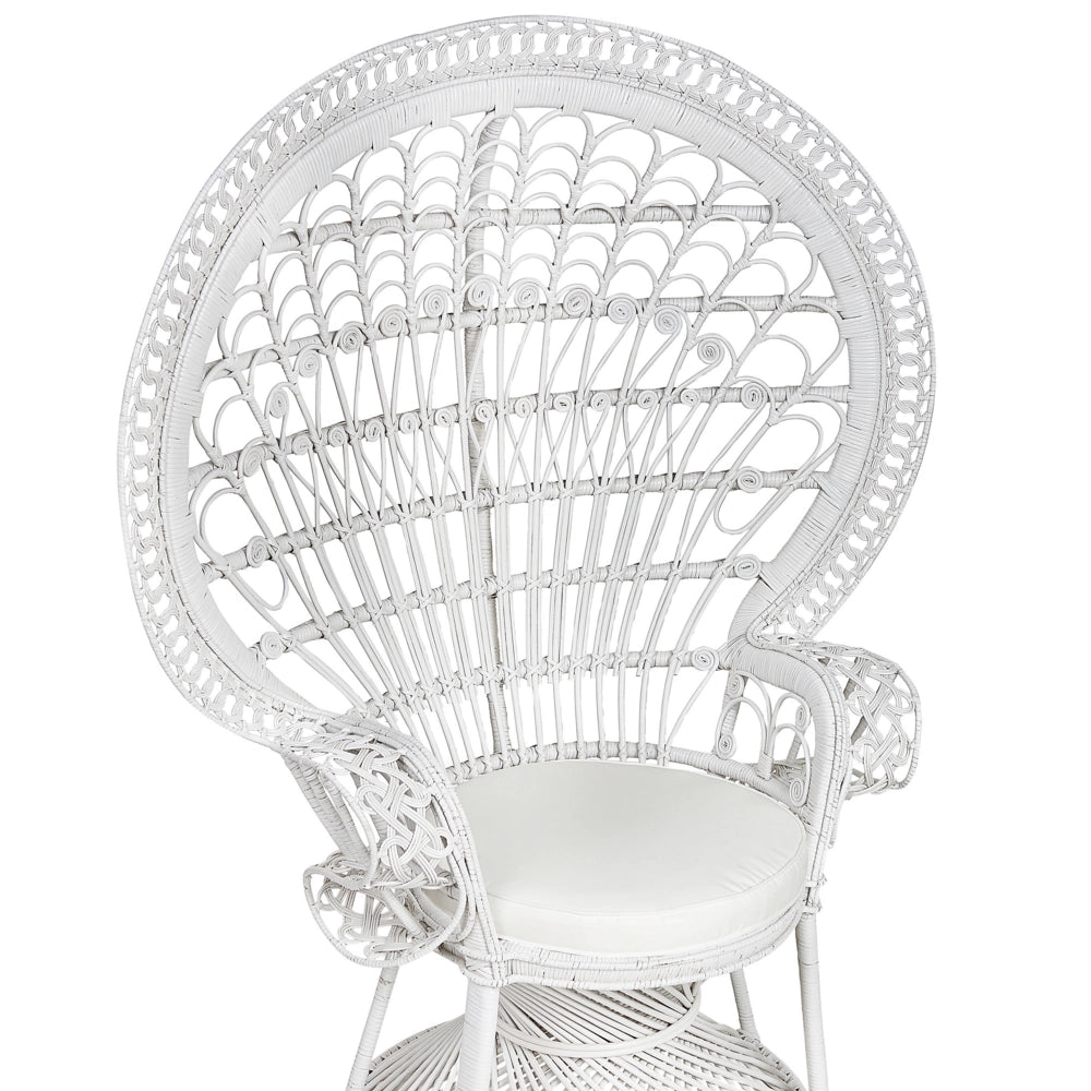 Poltrona rattan bianco con cuscino elegante alla moda interni esterni boho coloniale e vintage