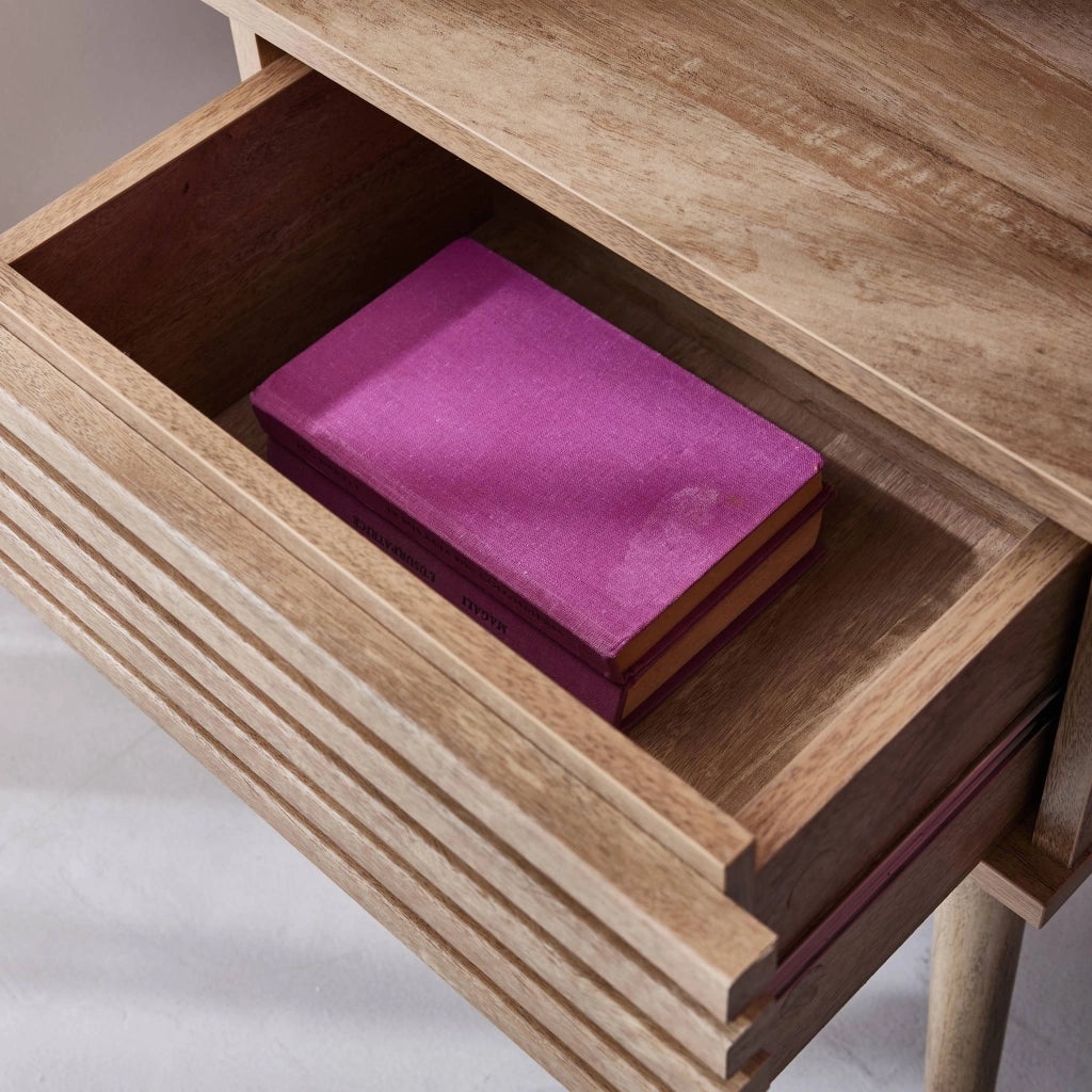 Set 2 comodini scandinavi con decoro in legno scanalato, marrone