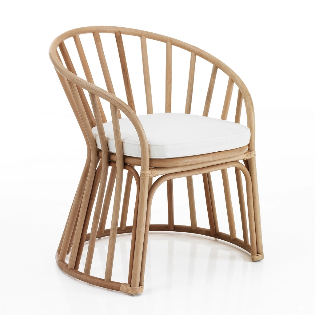 Poltroncina in rattan beige con cuscino