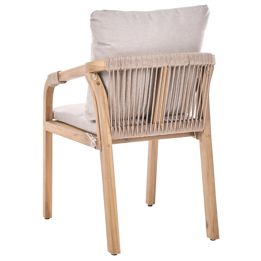 Sedia da giardino in legno di acacia chiaro con cuscini beige chiaro e braccioli, stile rustico moderno