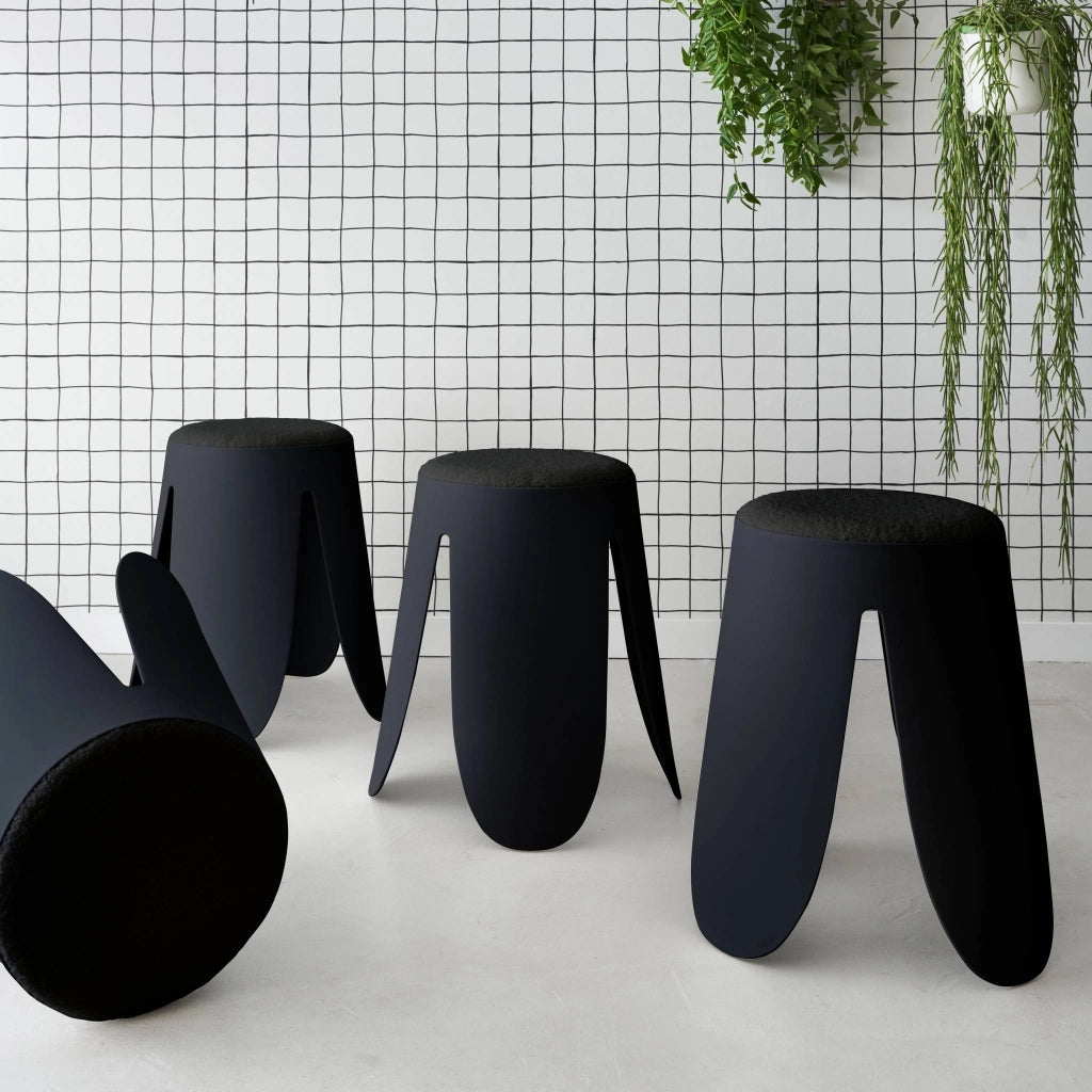 Set 4 sgabelli impilabili in bouclé, nero