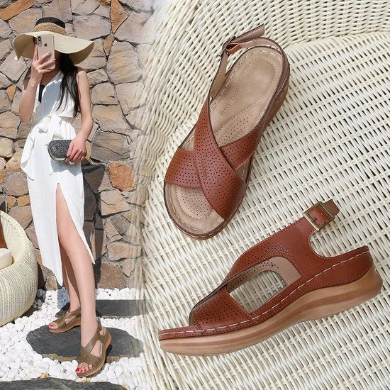 Sandali estivi per donne - Nero - Comodi - Zoccoli in plateau - Tendenze - Adatti per outfit estivi - Nero Modello - Sandali per donne con laccetto classico a strisce aperte con chiusura a goccia in plateau per scarpe da fuori.