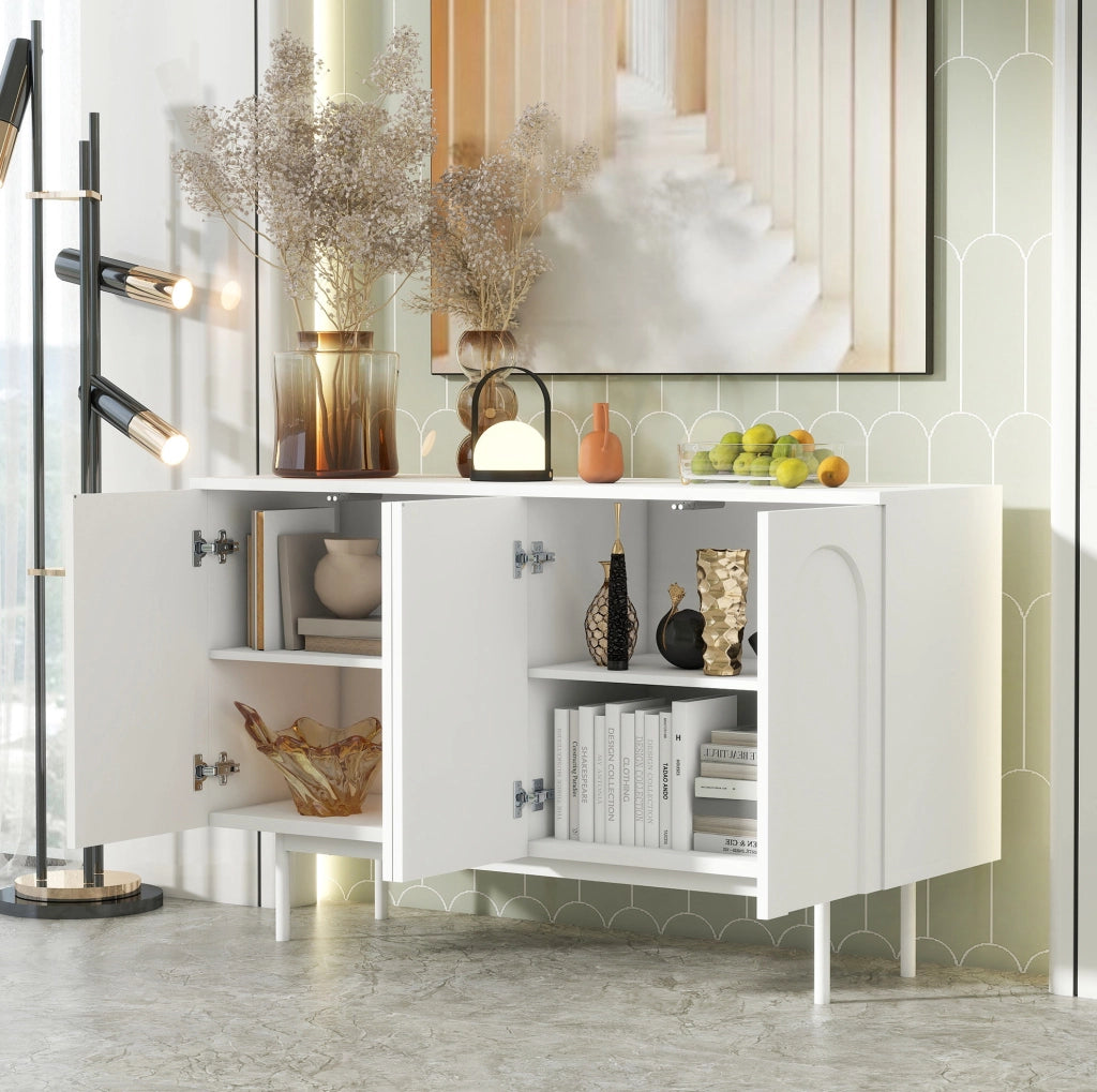 Sideboard moderno bianco con 4 ante; 2 ripiani regolabili; in MDF e metallo; 2 colli