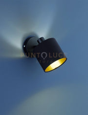 TOMMY SPOT SINGOLO CON DIFFUSORE PARALUME NERO INTERNO ORO BASE METALLO NERO OPACO H.19CM 1 LUCE ATTACCO E14