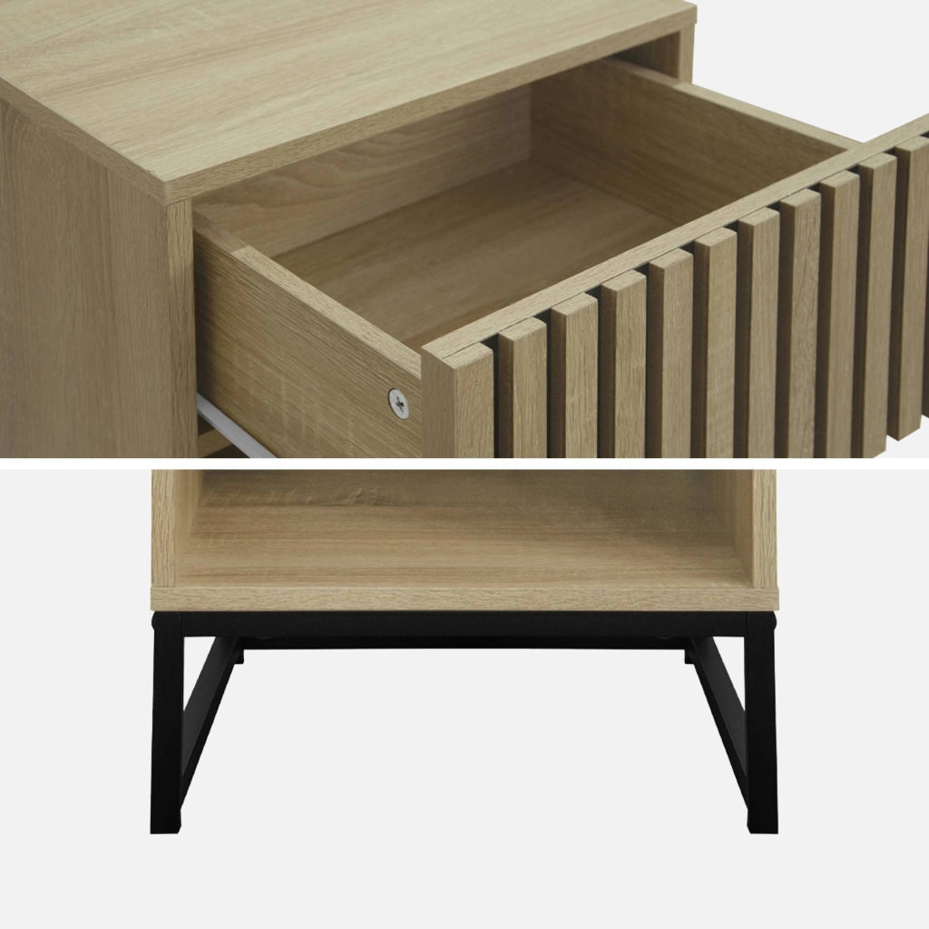 Set 2 comodini contemporanei, decoro in legno scanalato, 1 cassetto,
