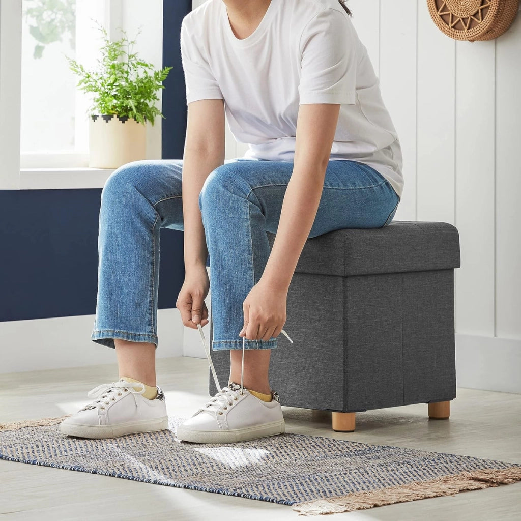 Pouf contenitore grigio scuro con gambe in legno