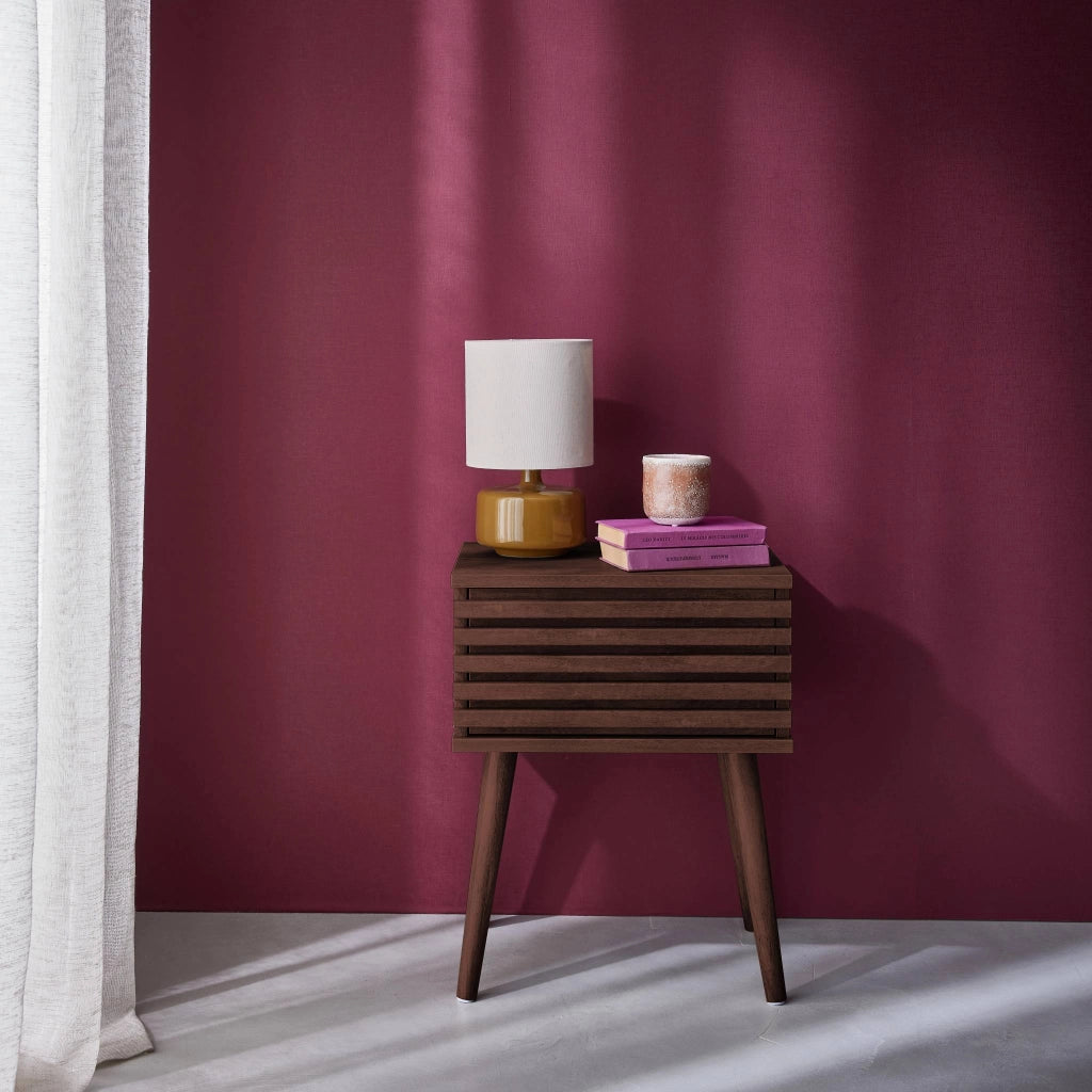 Comodino scandinavo con decori in legno scanalato, marrone