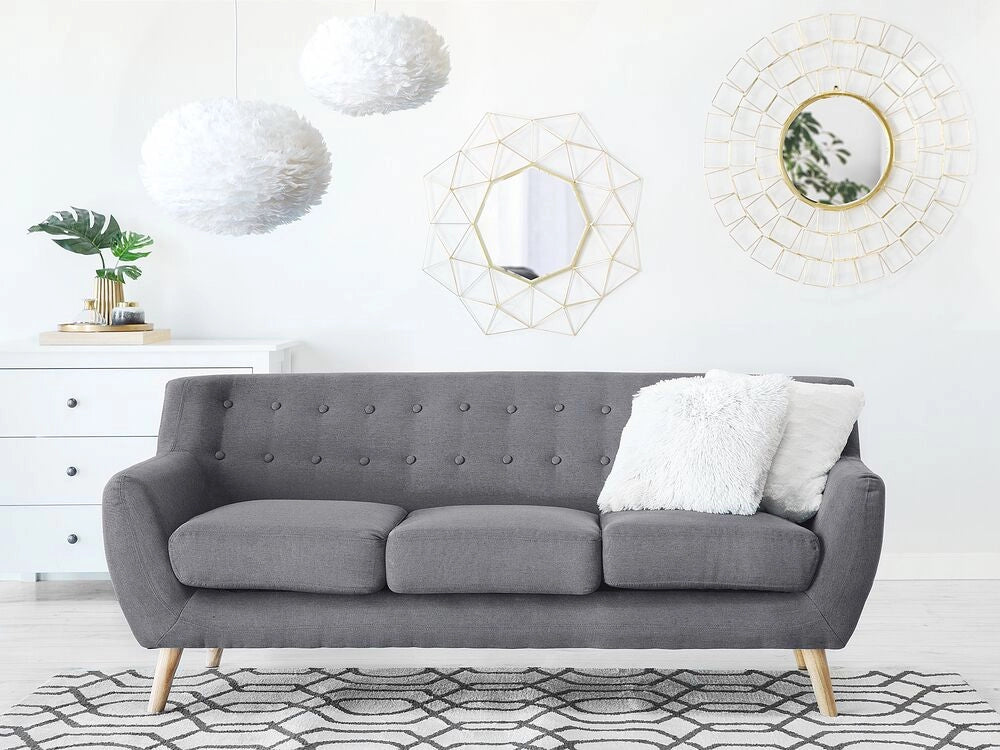 Divano a 3 posti grigio chiaro imbottito con schienale capitonnè gambe in legno chiaro spesso imbottito soggiorno minimalista scandinavo