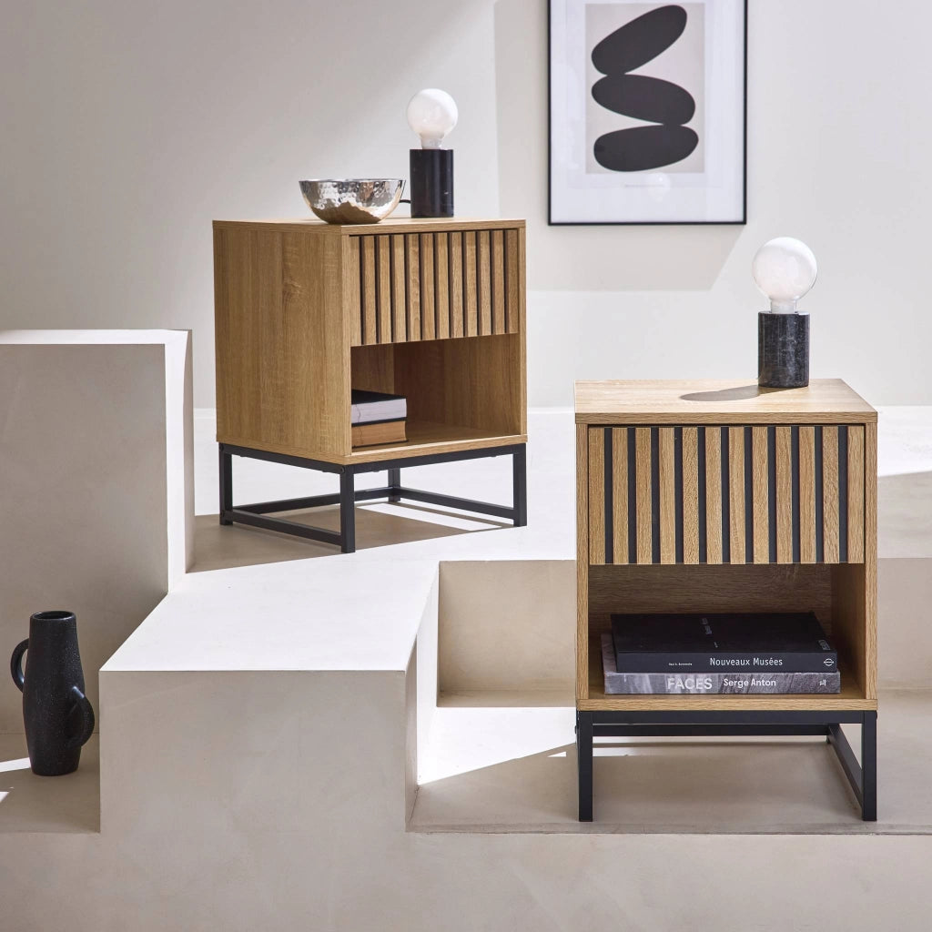 Set 2 comodini contemporanei, decoro in legno scanalato, 1 cassetto,
