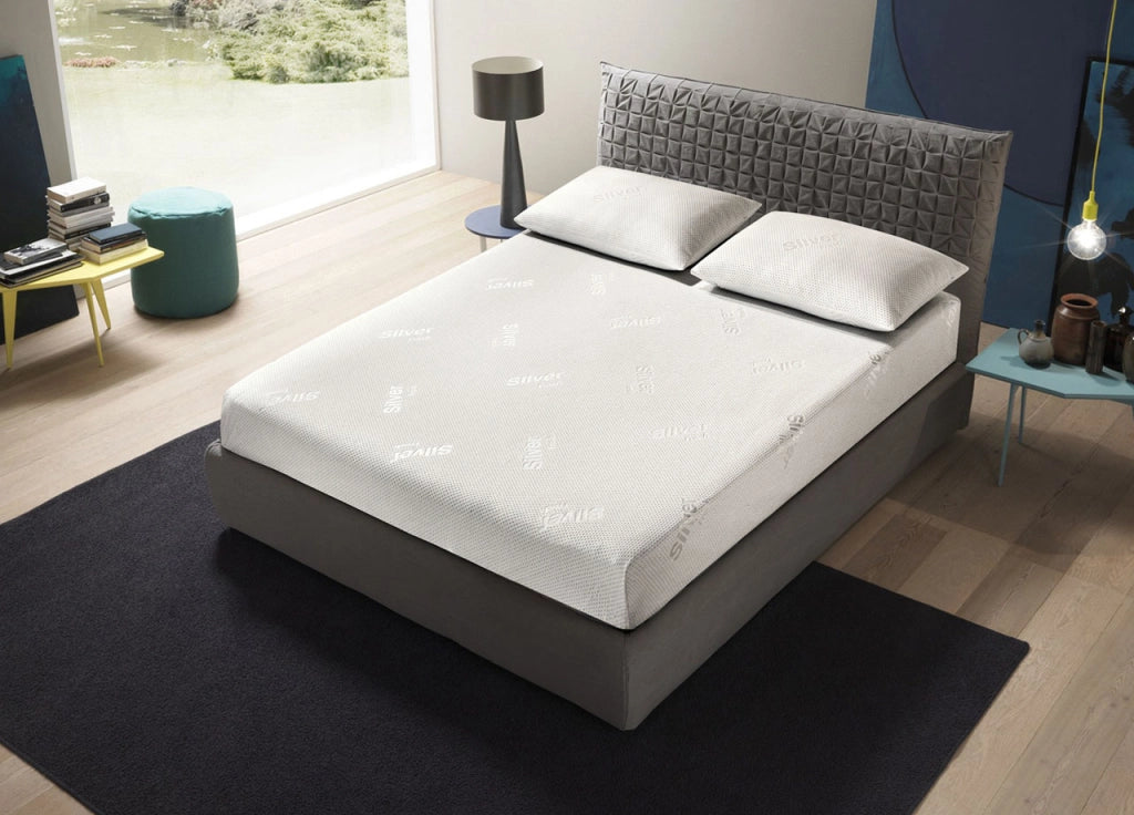 Coprimaterasso Con Angoli Elasticizzati Modello Silver Fresh - 1 Piazza E Mezza - Silver